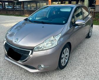 Peugeot 208 anno 2014 pink grey