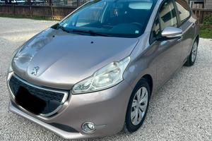 Peugeot 208 anno 2014 pink grey