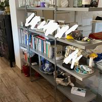Libreria quattro piani grigio e ferro