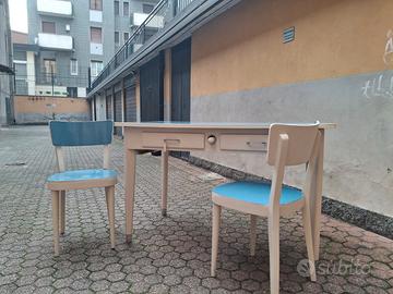 Tavolo vintage anni 50 piano in formica e 2 sedie 