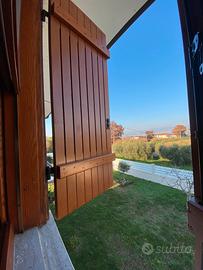 finestre e persiane in legno con zanzaniere