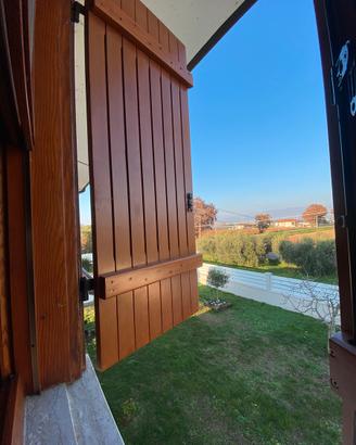 finestre e persiane in legno con zanzaniere