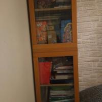 Armadio/vetrina con ante in vetro e ripiani