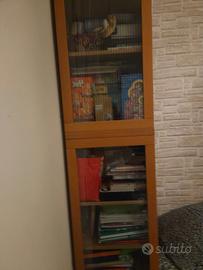 Armadio/vetrina con ante in vetro e ripiani