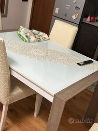 Salotto con tavolo , più le sedie sue originali