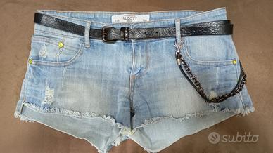 cinta in pelle nera con catena