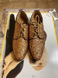 Scarpe con brillantini oro lacci