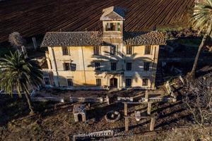 Villa Storica Con Magazzini E 20000 Mq Di Terreno