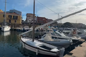 Barca in legno - Lancia a vela latina