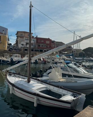 Barca in legno - Lancia a vela latina