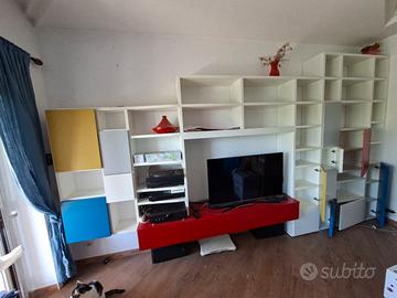 Libreria in legno bianco stile Mondrian