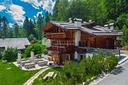 suggestivo-chalet-moderno-immerso-nelle-dolomiti