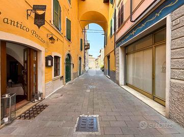 NEGOZIO A TOSCOLANO-MADERNO