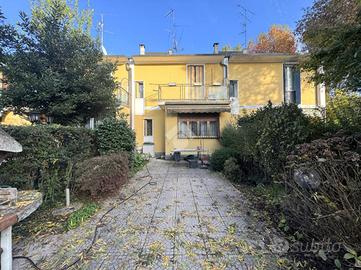 VILLA A SCHIERA CENTRALE A CESATE