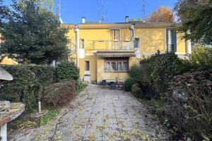 VILLA A SCHIERA CENTRALE A CESATE