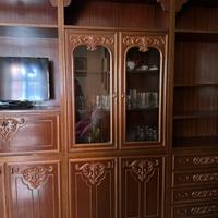 Vetrina in legno stile classico con ante in vetro