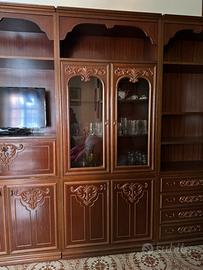 Vetrina in legno stile classico con ante in vetro