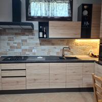 Cucina con elettrodomestici