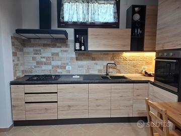 Cucina con elettrodomestici