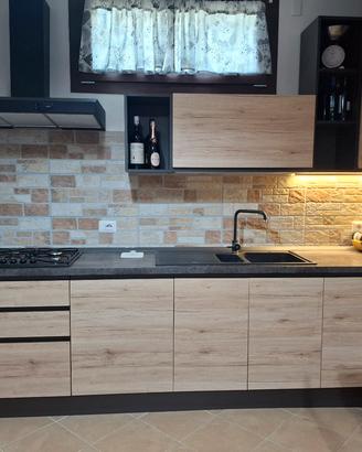 Cucina con elettrodomestici