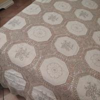 copriletto all'uncinetto e Lino ricamato a mano