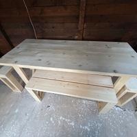tavolo con panchine rustiche