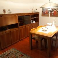 Credenza in noce, tavolo allungabile e 4 sedie
