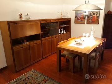 Credenza in noce, tavolo allungabile e 4 sedie