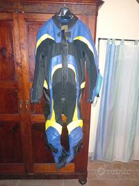 tuta casco guanti paraschiena scarpe moto e minimo