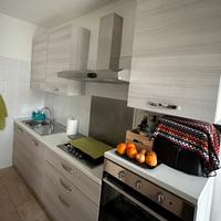 Cucina con elettrodomestici