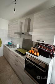 Cucina con elettrodomestici