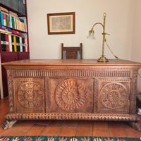 Scrivania e sedia in legno lavorato 