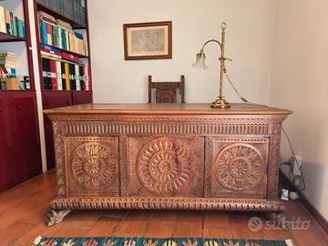 Scrivania e sedia in legno lavorato 