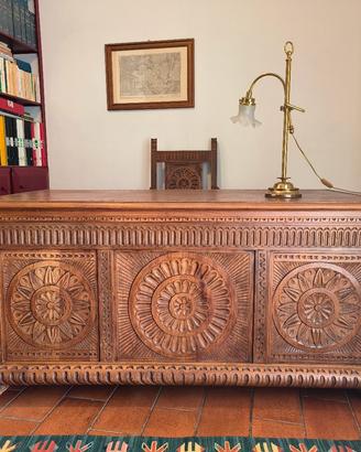 Scrivania e sedia in legno lavorato 