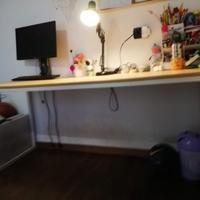 scrivania,sedie,lampadario e appendino