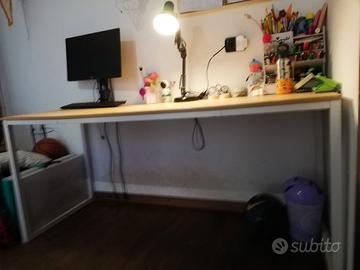 scrivania,sedie,lampadario e appendino