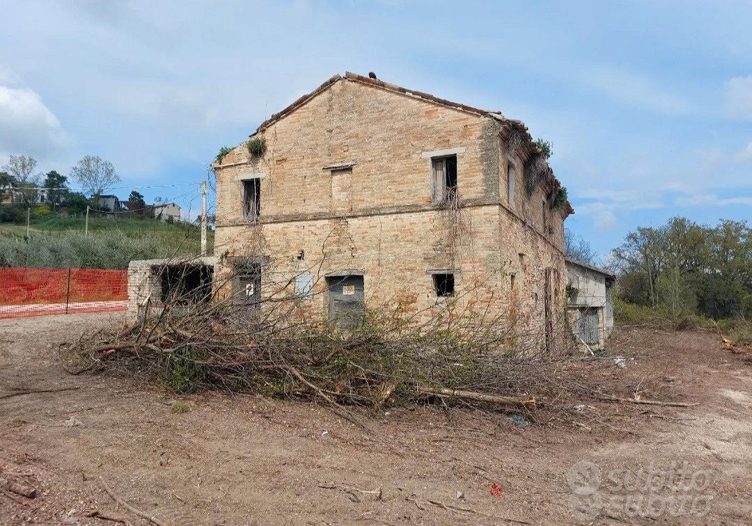 Casa Colonica con Capannone e terreno - Vista 2