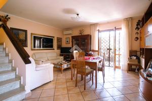 VILLA A SCHIERA D'ANGOLO A SANTA MARINELLA