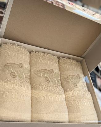 Set asciugamani ricamati