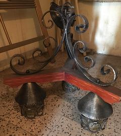 lampadario in legno e ferro battuto