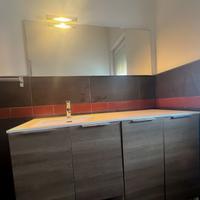 Mobile bagno con specchio incluso.