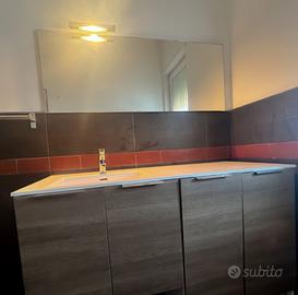 Mobile bagno con specchio incluso.
