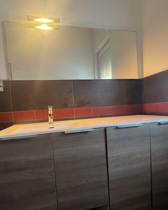 Mobile bagno con specchio incluso.