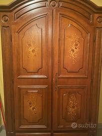 Armadio di legno antico