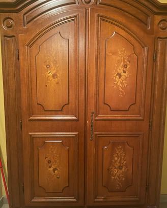 Armadio di legno antico