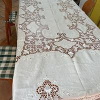 Tovaglia ricamata in lino bianca con tovaglioli