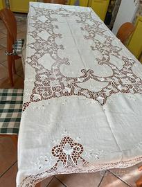 Tovaglia ricamata in lino bianca con tovaglioli