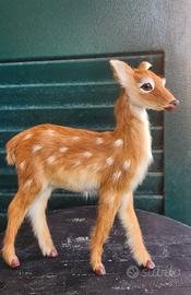 Statuetta di cervo in pelliccia naturale, fatta a