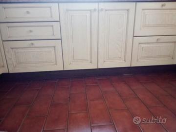 Cucina in noce nazionale.
