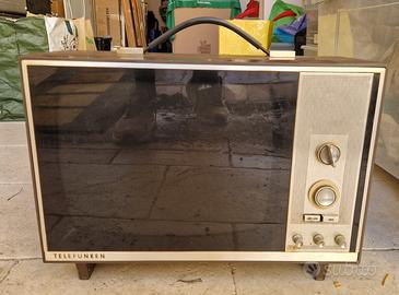 Televisore d'epoca Telefunken portatile 